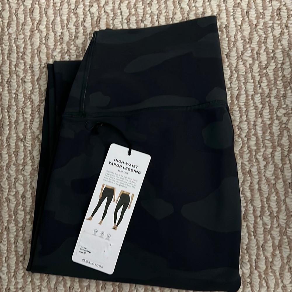 NWT Alo Yoga vapor leggings - Medium camouflage